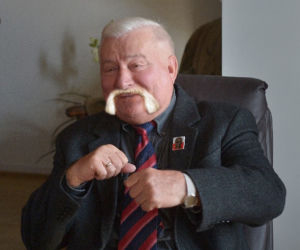 Wałęsa: wąsy na Hogana