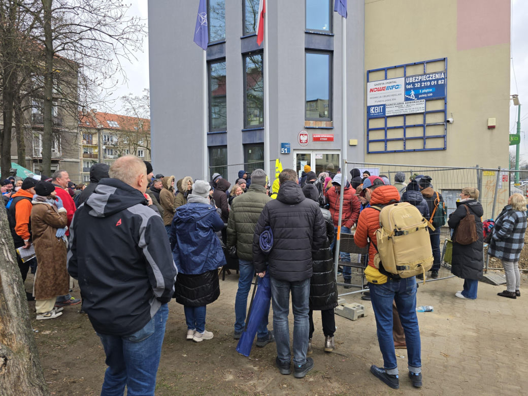 Kilkaset ludzi czeka przed wejściem do punktu obsługi grantobiorców w Tychach