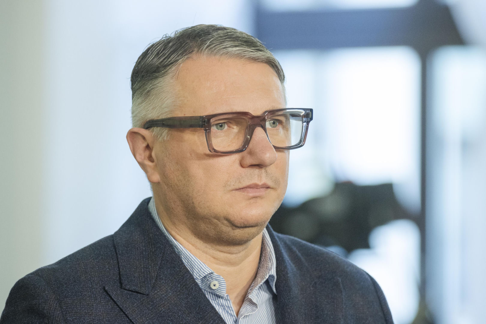 Wipler pokazuje dokument policji. Komendanci szykują sprzęt i ludzi