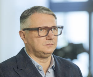 Wipler pokazuje dokument policji. Komendanci szykują sprzęt i ludzi