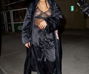Rihanna pokazała piersi na ulicy!