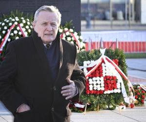 Rocznica katastrofy smoleńskiej. Wśród zniczy i kwiatów Gliński oddał hołd