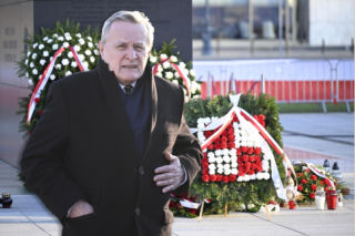 Rocznica katastrofy smoleńskiej. Wśród zniczy i kwiatów Gliński oddał hołd