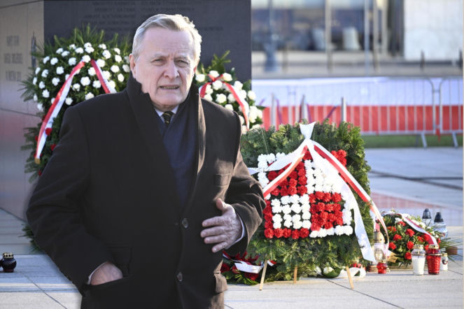 Rocznica katastrofy smoleńskiej. Wśród zniczy i kwiatów Gliński oddał hołd