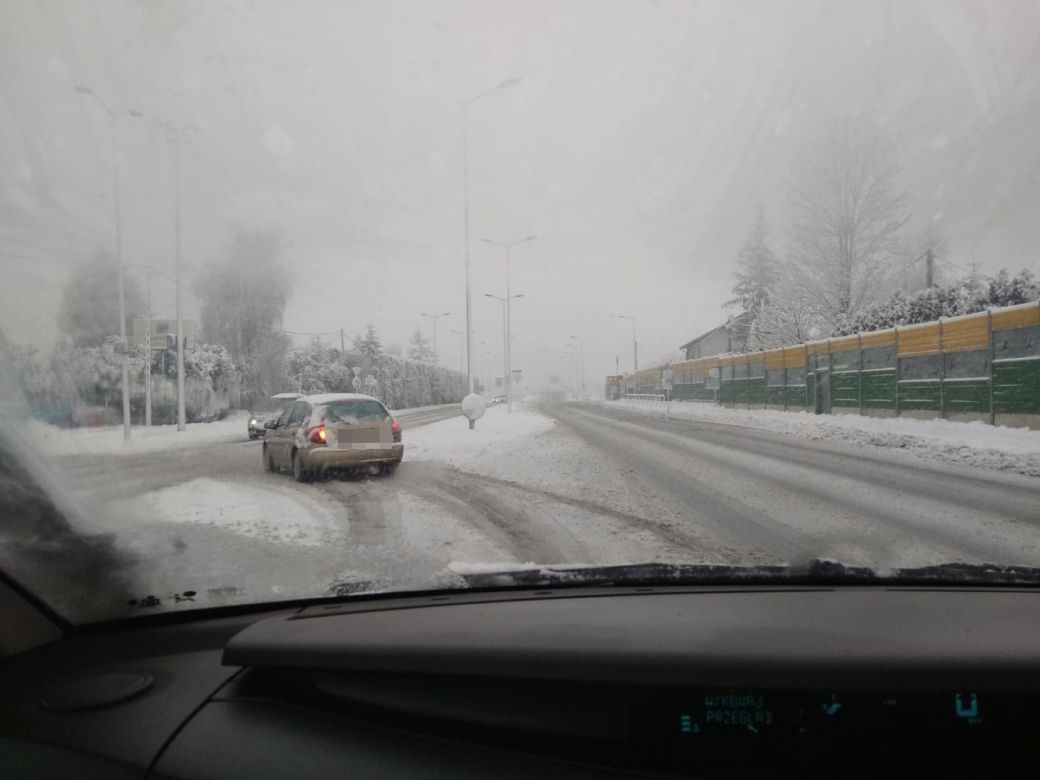 FATALNE warunki na drogach Rzeszowa. Śnieżny ARMAGEDON! [ZDJĘCIA]