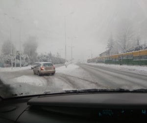 FATALNE warunki na drogach Rzeszowa. Śnieżny ARMAGEDON! [ZDJĘCIA]