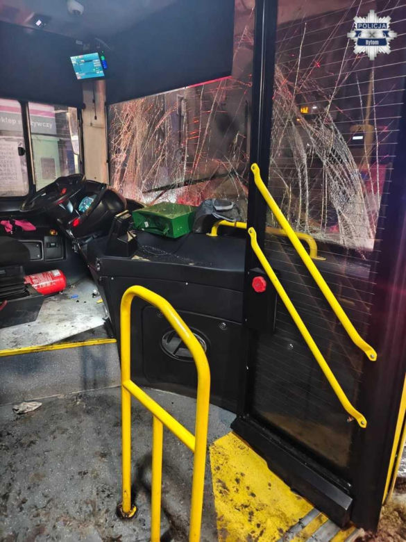 Wypadek w Bytomiu z udziałem autobusu i śmieciarki