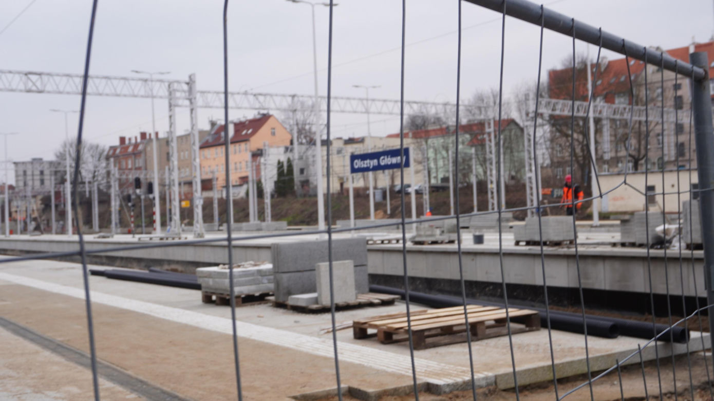 Dworzec Olsztyn Główny coraz bliżej. Postępują prace przy budynku oraz na peronach