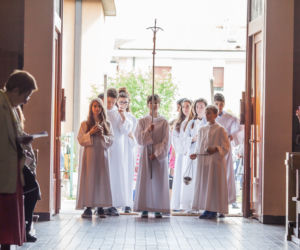 Prezent na komunię dla chrześnicy. Ile włożyć do koperty? Współczesne wymagania rodziców