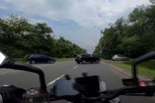 Motocyklista pędził po mieście i był zdziwiony, że inni go nie widzą. Film sam wysłał na policję