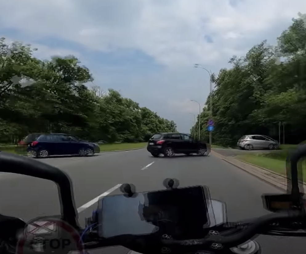 Motocyklista pędził przez miasto