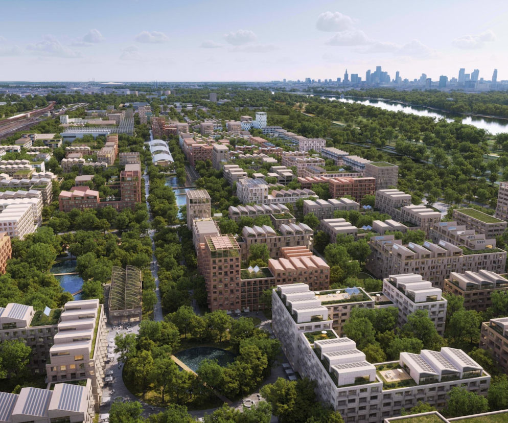 Wizualizacja masterplanu F.S.O. Park w Warszawie, autorstwa biur WXCA i SAWAWA, prezentuje zieloną, nowoczesną dzielnicę mieszkaniową z licznymi budynkami i zadrzewionymi przestrzeniami. Widoczne są dachy pokryte zielenią i panelami słonecznymi. W tle widoczna panorama Warszawy. O przyszłości tego terenu przeczytasz na Architektura Murator Plus.