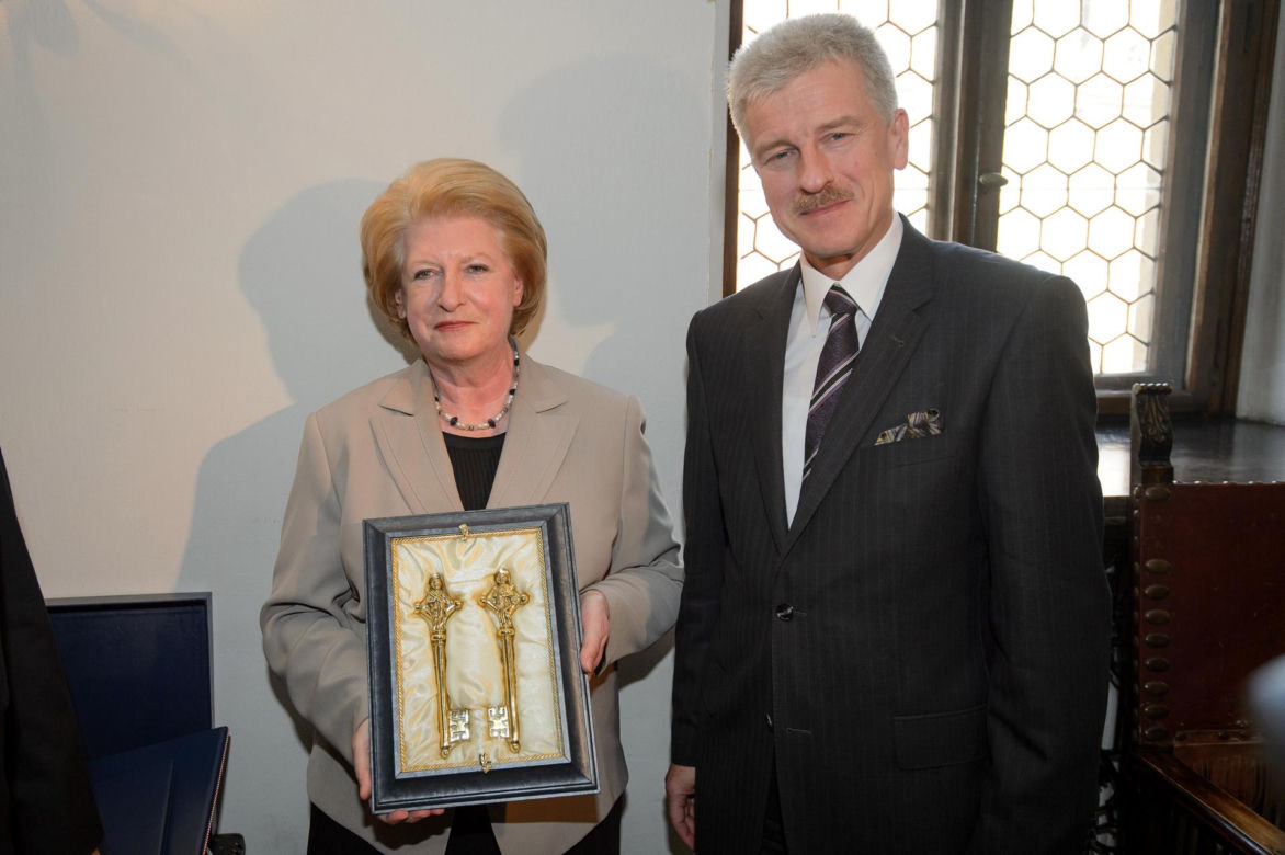 Była pierwszą kobietą na stanowisku premiera III RP. Już po roku złożyła dymisję