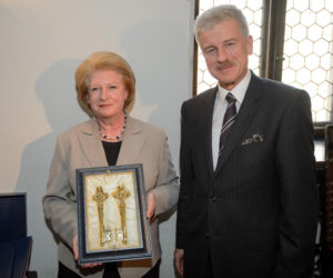 Była pierwszą kobietą na stanowisku premiera III RP. Już po roku złożyła dymisję