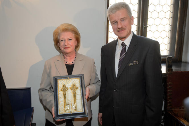 Była pierwszą kobietą na stanowisku premiera III RP. Już po roku złożyła dymisję