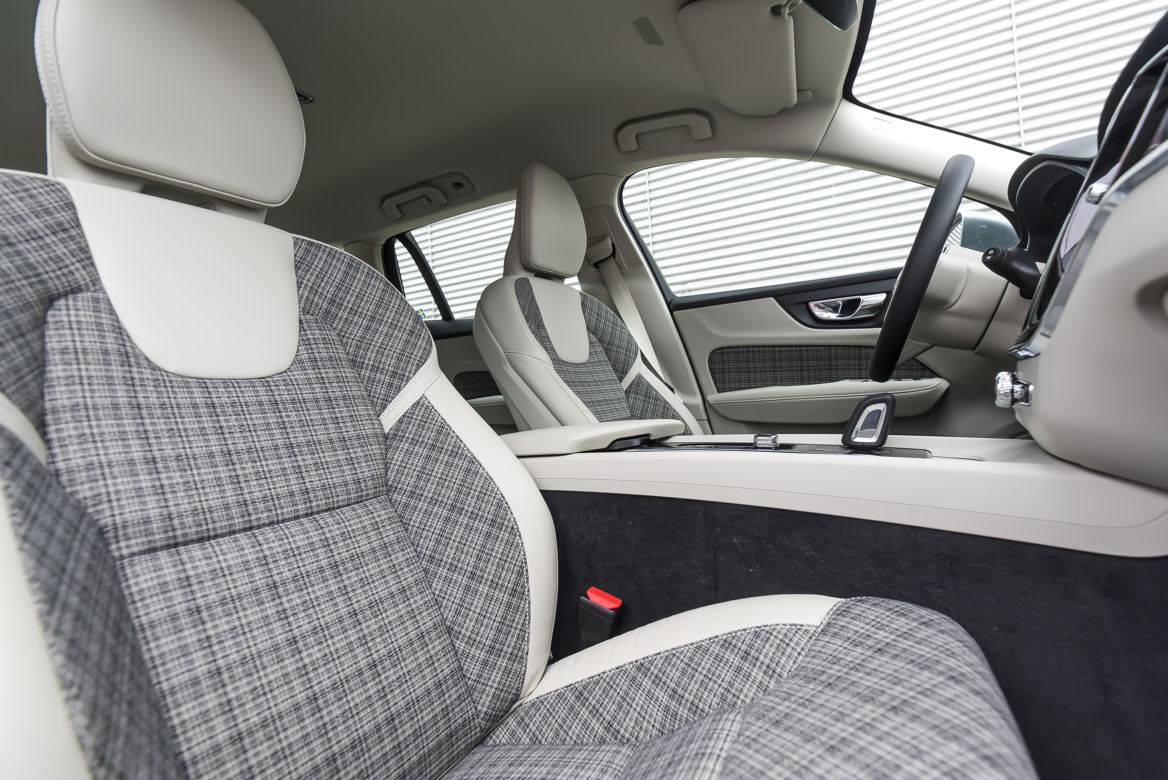 Volvo V60 Momentum Pro B4 FWD AT8