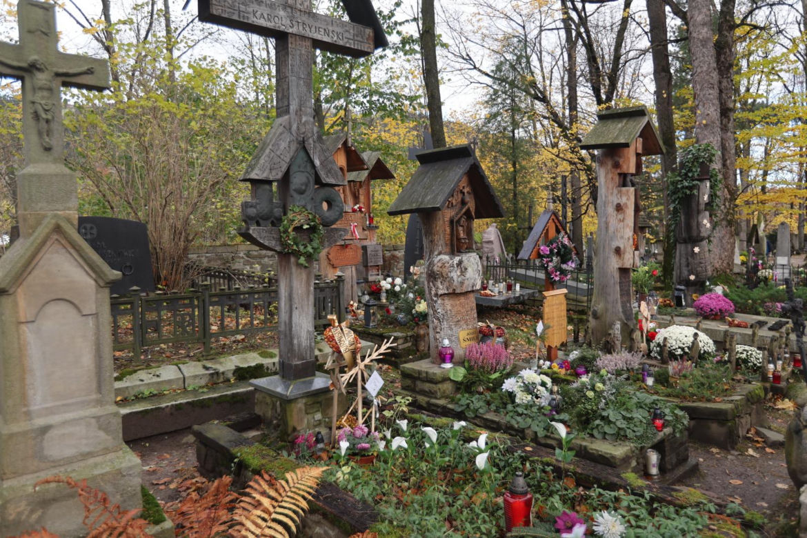 Drewniane rzeźbienia, góralskie korale, kolorowe ornamenty. Oto najpiękniejsze nagrobki na Podhalu