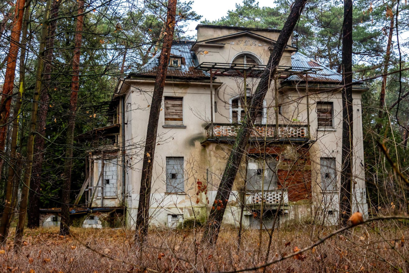 Opuszczona willa w Konstancinie