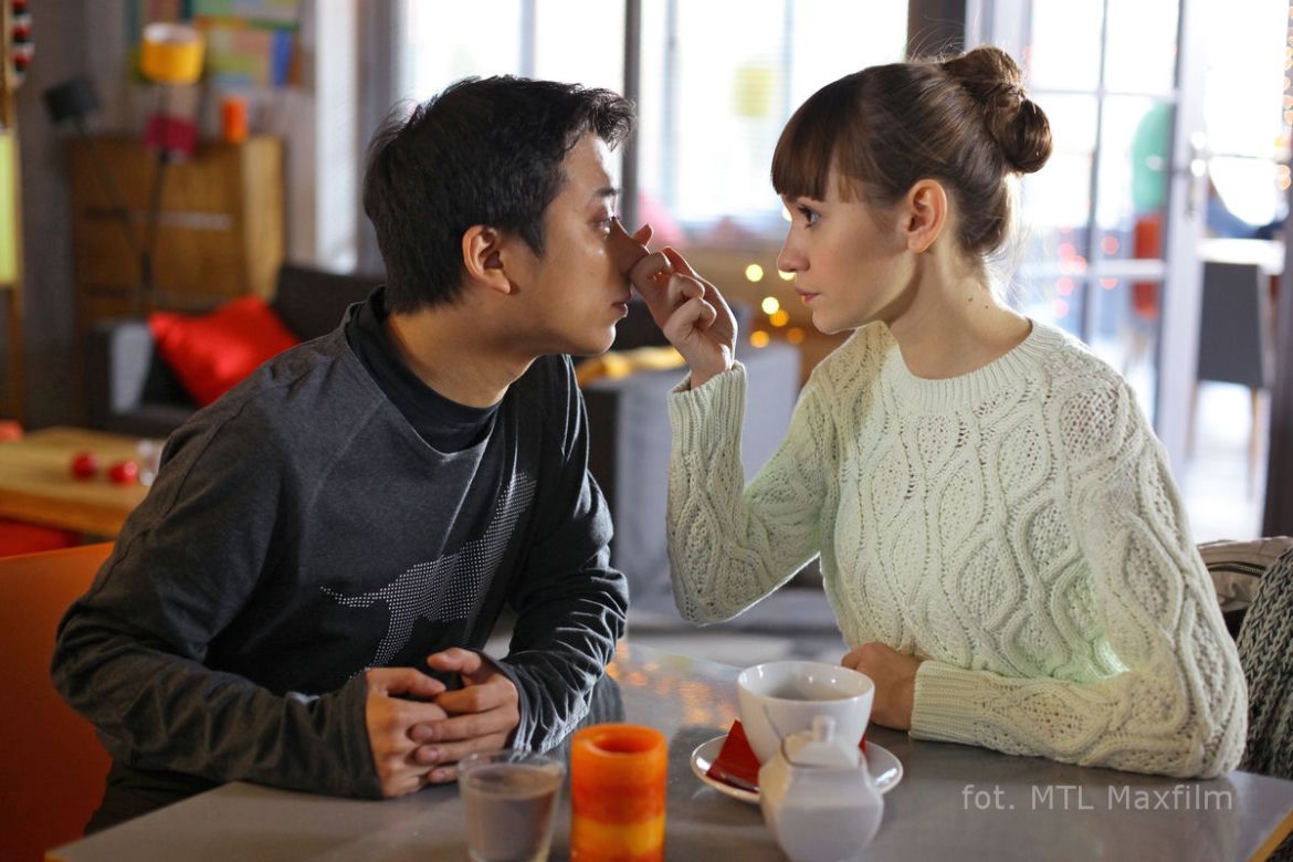 M jak miłość odc. 1059. Janka (Joanna Osyda), Taro (Hiroaki Murakami)