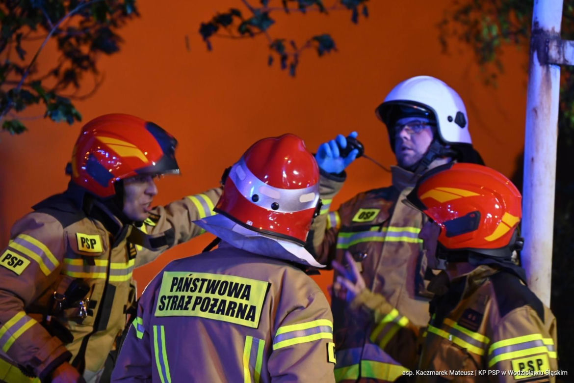 Potężny pożar fabryki drutu w Gliwicach. Strażacy dogaszają pogorzelisko
