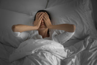 Budzisz się w mokrej pościeli? To wcale nie musi być wina ciepłej kołdry. Kiedy nocne poty powinny budzić niepokój?