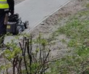 koszą trawę, której nie ma