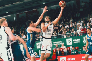 Koszykarze Legii odnieśli piąte ligowe zwycięstwo z rzędu, pokonując AMW Arkę Gdynia 91:84