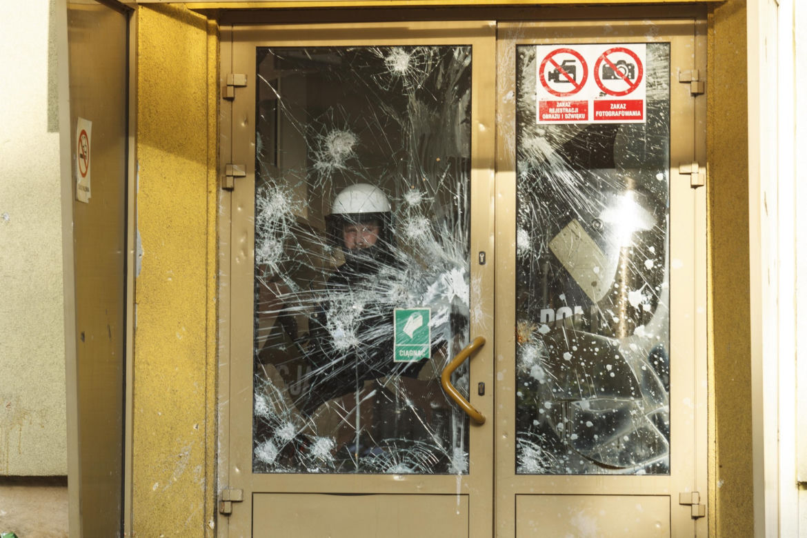 PILNE! Zamieszki w Lubinie! Tłum zaatakował komendę policji! 