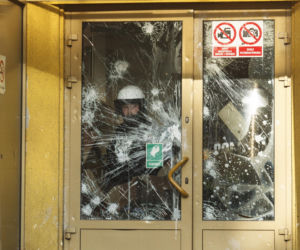 PILNE! Zamieszki w Lubinie! Tłum zaatakował komendę policji! 