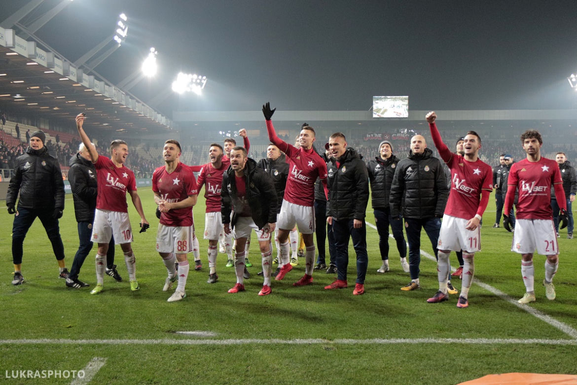 Derby Krakowa: Kibole ostrzelali sektor gości. Cały stadion w dymie [ZDJĘCIA, WIDEO, AUDIO]