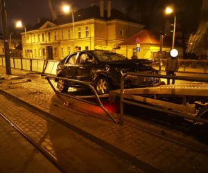 Wypadek w centrum Bydgoszczy! Osobówka wbiła się przystanek tramwajowy [ZDJĘCIA]