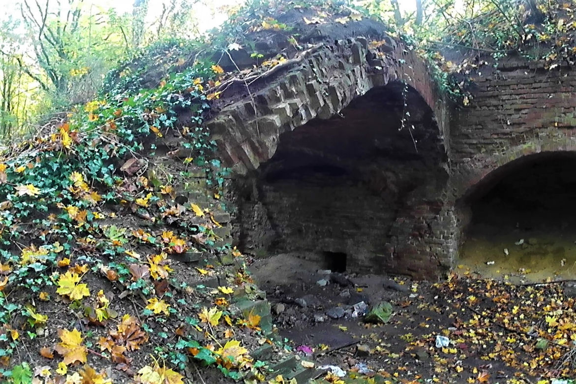 Tajemnicze ruiny na Cmentarzu Centralnym