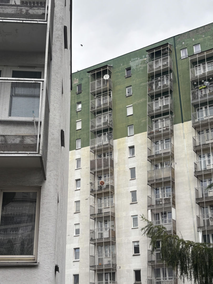 Krzywe balkony przy ul. G. Zapolskiej 42 w Krakowie
