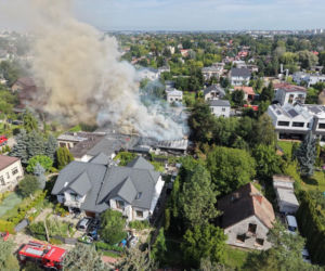 Groźny pożar pod Warszawą. Z ogniem walczą dziesiątki strażaków