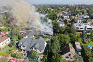 Groźny pożar pod Warszawą. Z ogniem walczą dziesiątki strażaków