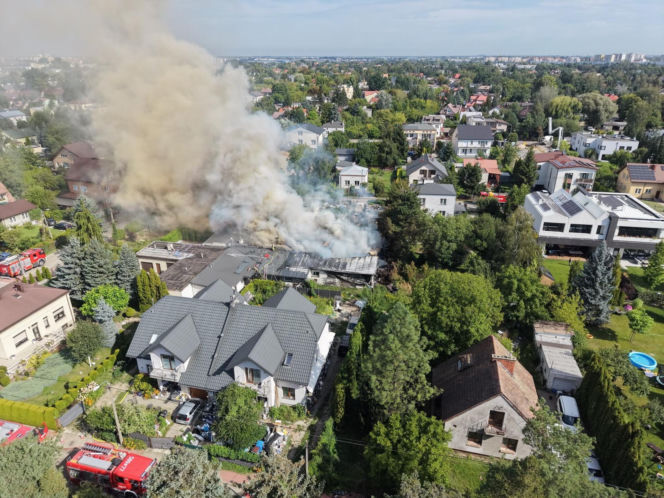 Groźny pożar pod Warszawą. Z ogniem walczą dziesiątki strażaków