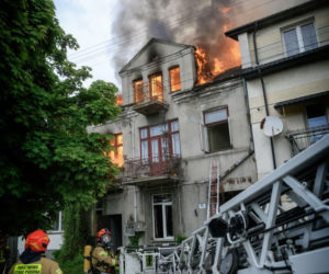 Poważny pożar domu przy ulicy Sandomierskiej w Ostrowcu. Jedna osoba ranna, trwa akcja strażaków
