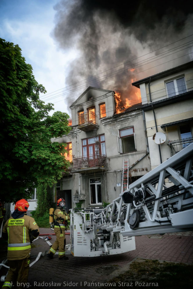 Poważny pożar domu przy ulicy Sandomierskiej w Ostrowcu. Jedna osoba ranna, trwa akcja strażaków