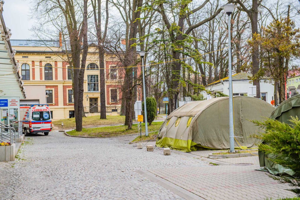 Wojskowe namioty pod "mobilną" izbę przyjęć przed szpitalem im. Jonschera w Łodzi
