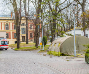 Wojskowe namioty pod mobilną izbę przyjęć przed szpitalem im. Jonschera w Łodzi