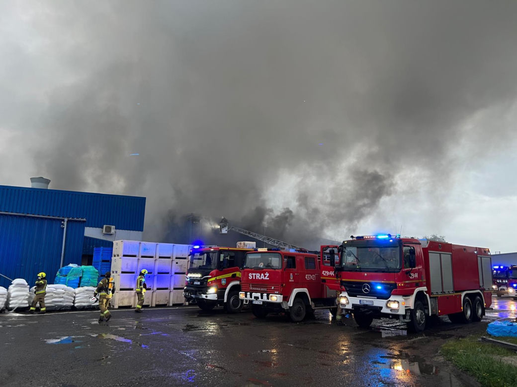 Potężny pożar w Chróścinie niedaleko Góry. Pali się zakład przetwórstwa mięsnego