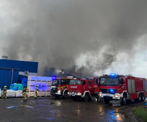 Potężny pożar w Chróścinie niedaleko Góry. Pali się zakład przetwórstwa mięsnego