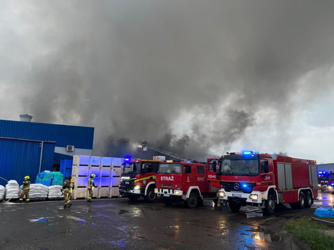 Potężny pożar w Chróścinie niedaleko Góry. Pali się zakład przetwórstwa mięsnego