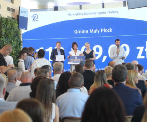 Ponad 7 mln zł dla lokalnych projektów. Na Służewcu wręczono czeki laureatom programu „Sportowo Kulturalnie Lokalnie”.
