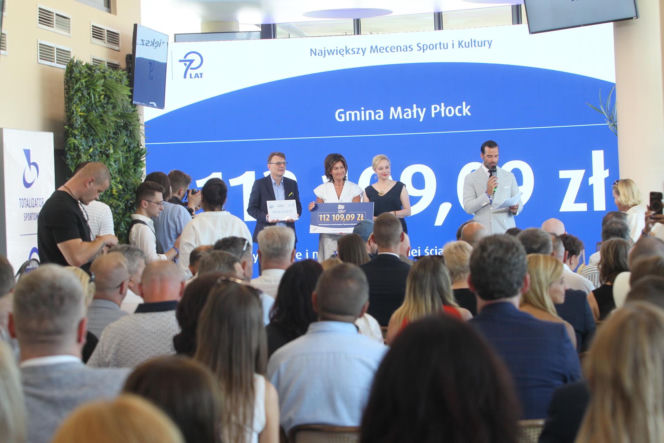 Ponad 7 mln zł dla lokalnych projektów. Na Służewcu wręczono czeki laureatom programu „Sportowo Kulturalnie Lokalnie”.