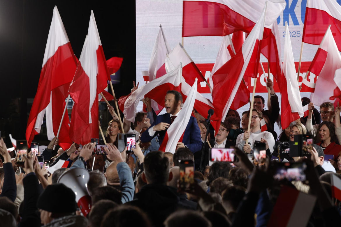 Wyszli z TVP po debacie. Trzaskowski i Nawrocki twarzą w twarz z kamerami