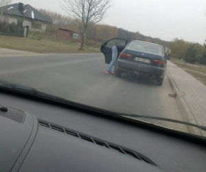 Przywiązał psa do samochodu i ciągnął przez 2 km