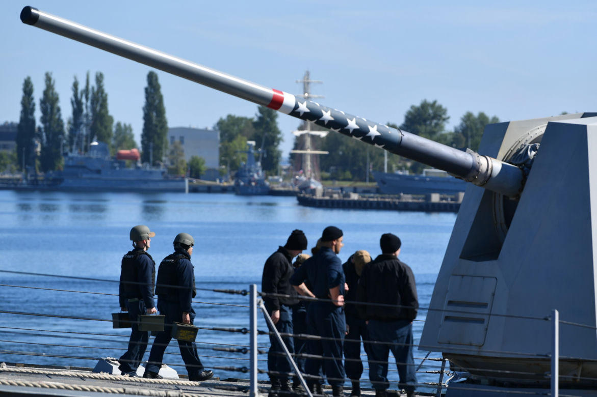 Amerykański niszczyciel rakietowy USS Gravely zacumował przy Nabrzeżu Francuskim portu w Gdyni