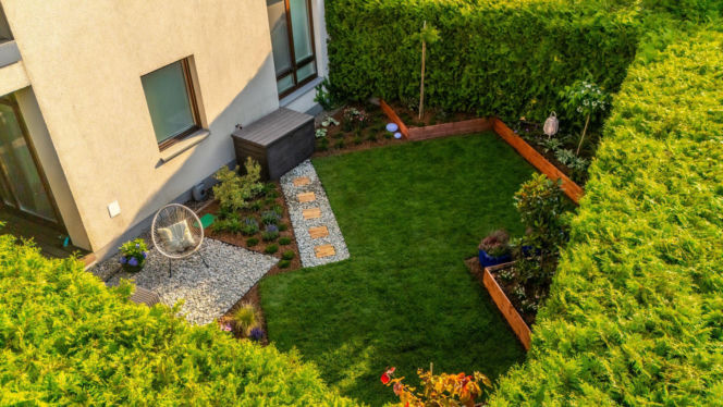 Ogródek przy mieszkaniu w bloku