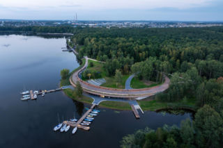 Przystań Żeglarska: drewniana promenada wije się, przybliża do brzegu, to od niego oddala. Nieoczywista przestrzeń publiczna w Tychach